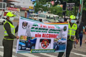 Conductor ebrio golpea a policía en Montero