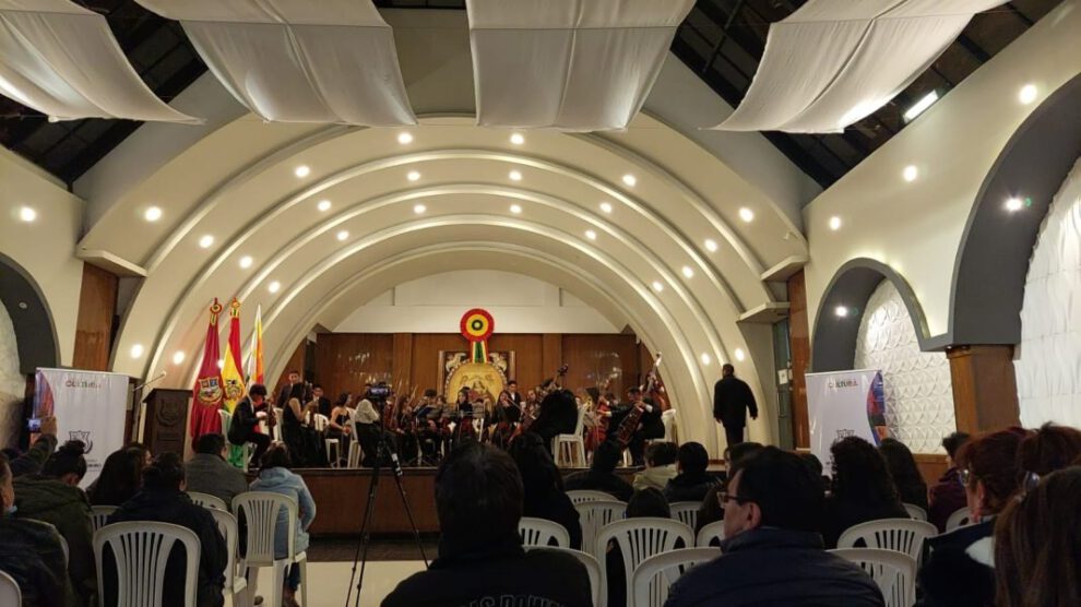 Orquesta Sinfónica de Oruro rinde homenaje a Bolivia en un viaje musical