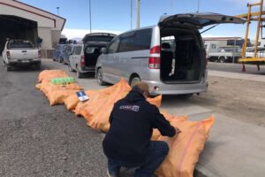 Decomisan autos y mercancía falsificada en frontera con Bolivia
