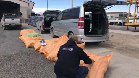 Decomisan autos y mercancía falsificada en frontera con Bolivia