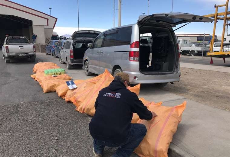 Decomisan autos y mercancía falsificada en frontera con Bolivia