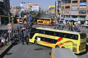 Choferes de El Alto rompen el diálogo y radicalizan el paro