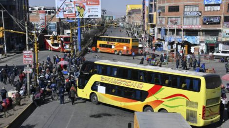 Choferes de El Alto rompen el diálogo y radicalizan el paro