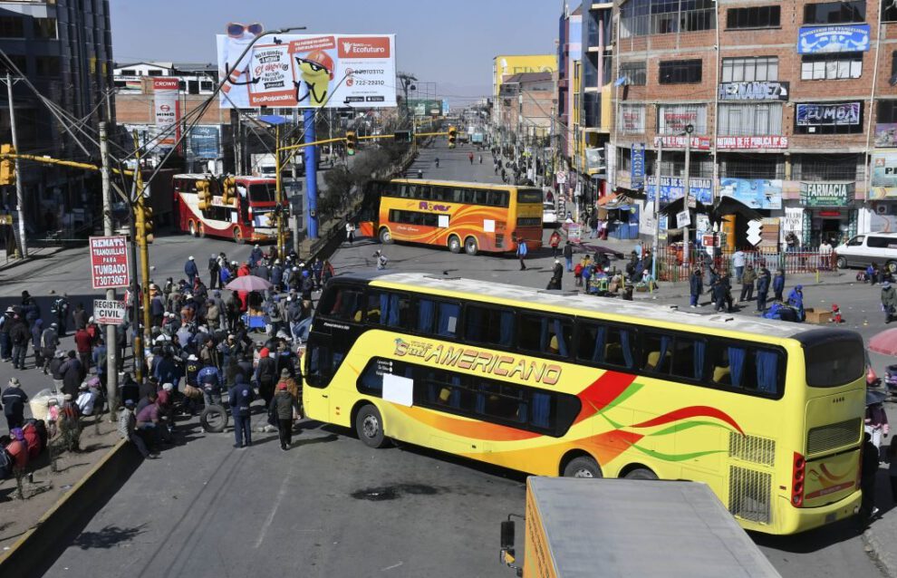 Choferes de El Alto rompen el diálogo y radicalizan el paro