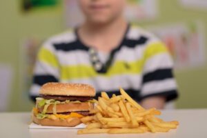 Comer rápido aumenta el riesgo de sobrepeso y colesterol alto