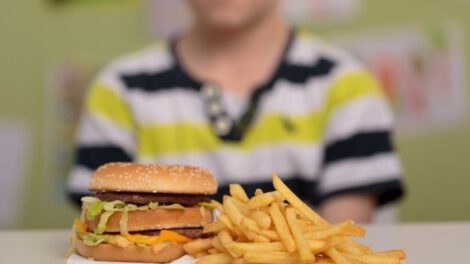 Comer rápido aumenta el riesgo de sobrepeso y colesterol alto