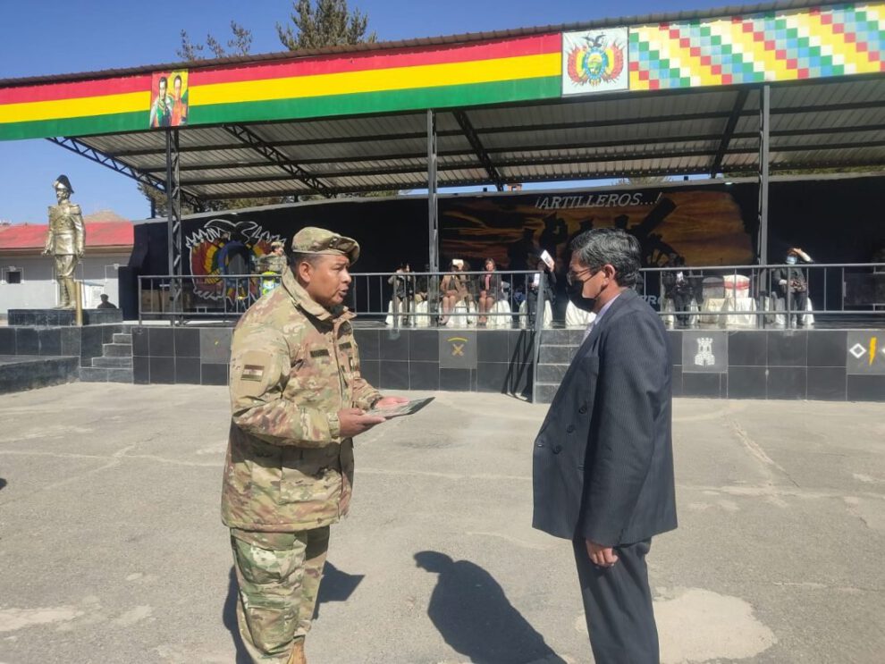 Ejército reconoce a unidades educativas orureñas por su fervor durante actos cívicos en honor a la Independencia