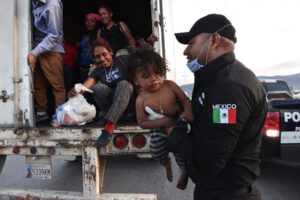 Migrantes hacinados en un tráiler en Puebla