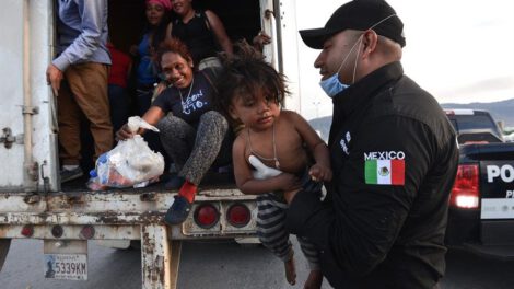 Migrantes hacinados en un tráiler en Puebla