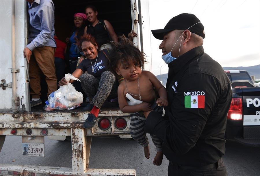 Migrantes hacinados en un tráiler en Puebla