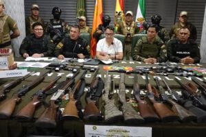 Aprehensión de mujer por armas en operativo policial