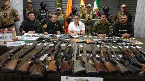 Aprehensión de mujer por armas en operativo policial