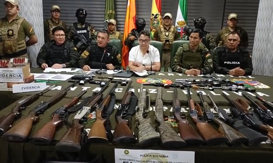 Aprehensión de mujer por armas en operativo policial