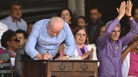 Pacto contra los feminicidios firmado por Lula da Silva