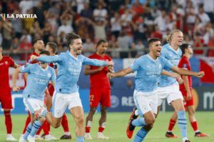 Jugadores del Manchester City celebran tras ganar la Supercopa de Europa