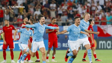 Jugadores del Manchester City celebran tras ganar la Supercopa de Europa