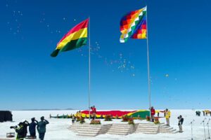 Ceremonia por el Día de la Bandera en Uyuni como símbolo del nuevo crecimiento económico del país