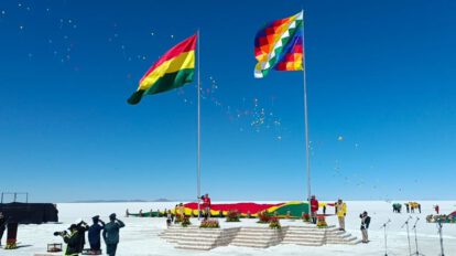Ceremonia por el Día de la Bandera en Uyuni como símbolo del nuevo crecimiento económico del país