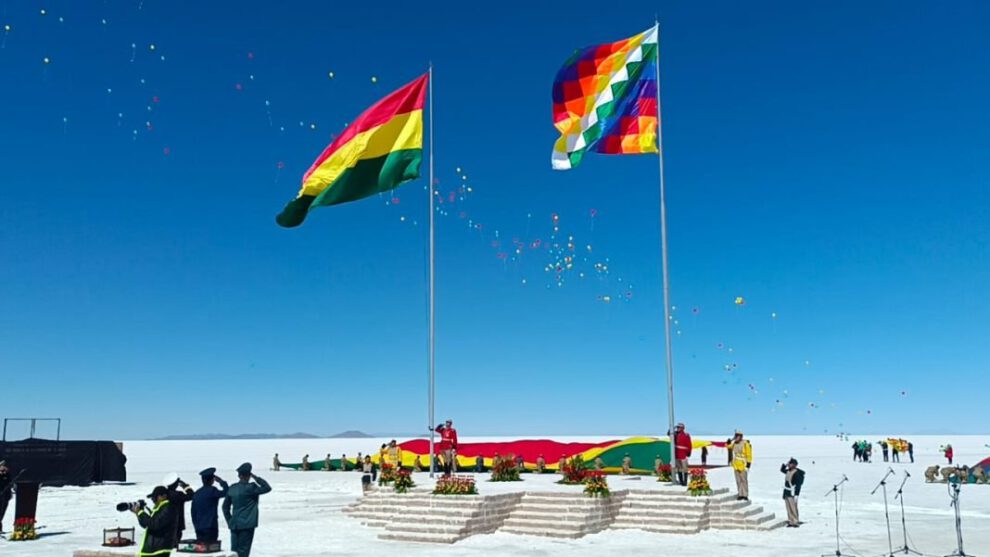 Ceremonia por el Día de la Bandera en Uyuni como símbolo del nuevo crecimiento económico del país