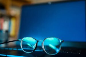 Gafas con filtro de luz azul como solución para la fatiga ocular