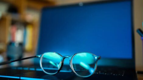 Gafas con filtro de luz azul como solución para la fatiga ocular