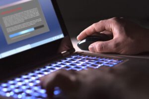 Un hombre mirando su computadora sobre apuestas ilegales en línea
