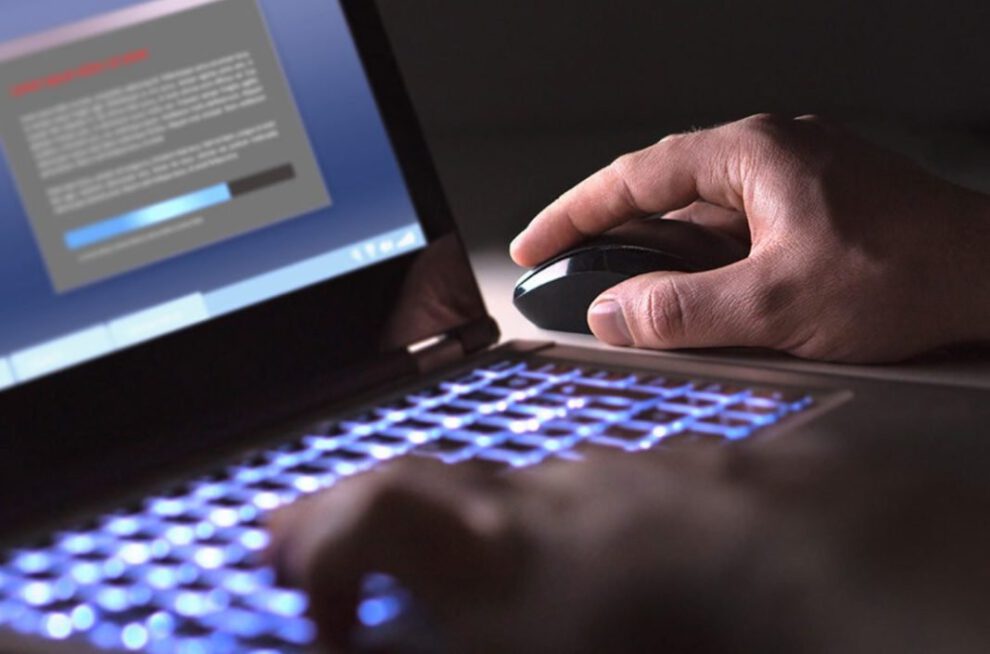 Un hombre mirando su computadora sobre apuestas ilegales en línea