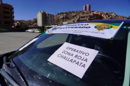 Entrega de vehículos recuperados en Bolivia