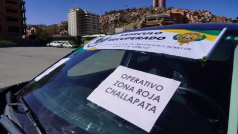 Entrega de vehículos recuperados en Bolivia
