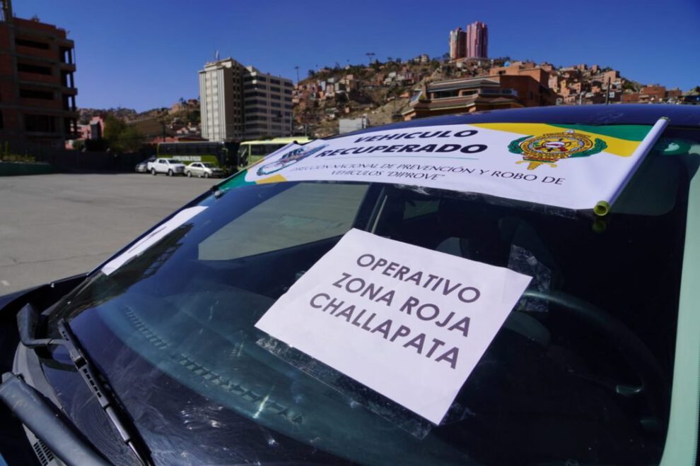 Entrega de vehículos recuperados en Bolivia