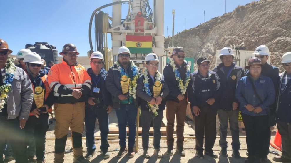 Chimenea de ventilación de la Empresa Minera Huanuni