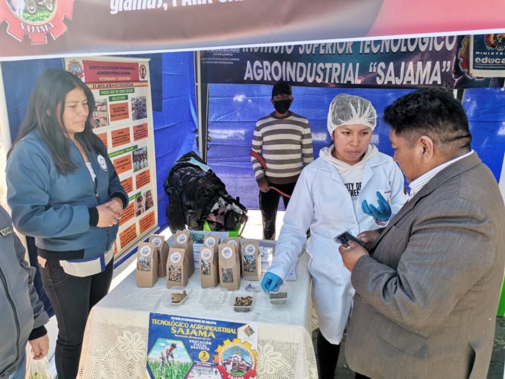 Feria de institutos técnicos mostrando innovaciones y ofertas académicas