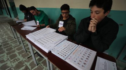Elecciones en Ecuador: Jurados y trabajadores electorales preparan la apertura de los centros de votación