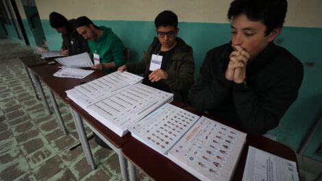 Elecciones en Ecuador: Jurados y trabajadores electorales preparan la apertura de los centros de votación