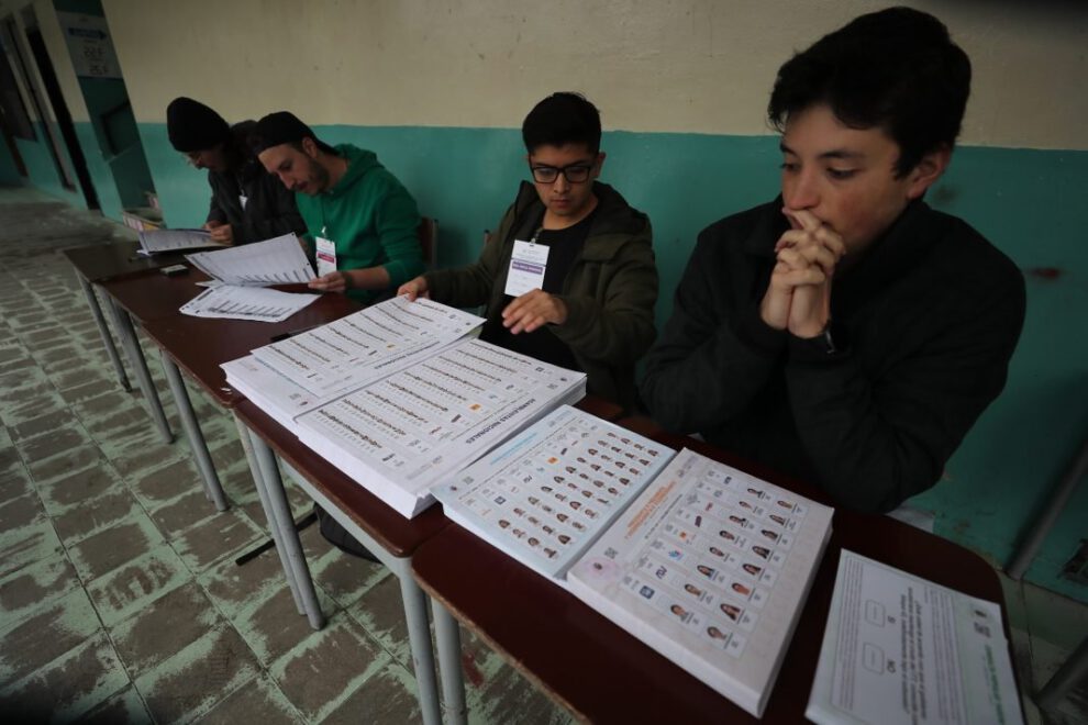 Elecciones en Ecuador: Jurados y trabajadores electorales preparan la apertura de los centros de votación