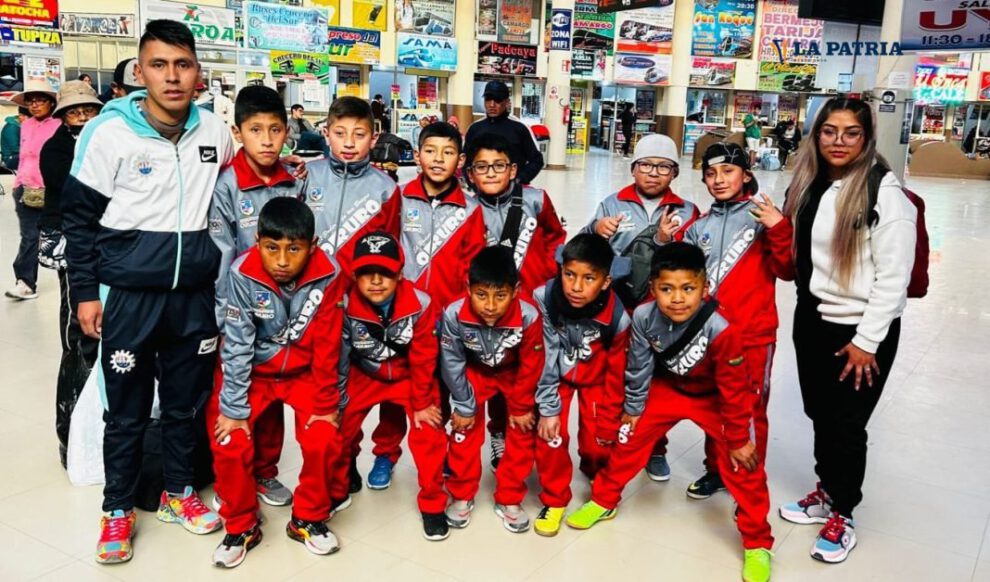 Selección orureña de futsal Sub-10 en viaje a Santa Cruz