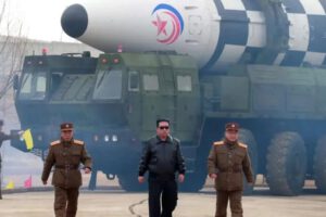 Kim Jong-un supervisa test de misiles en medio de tensiones militares
