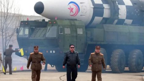 Kim Jong-un supervisa test de misiles en medio de tensiones militares