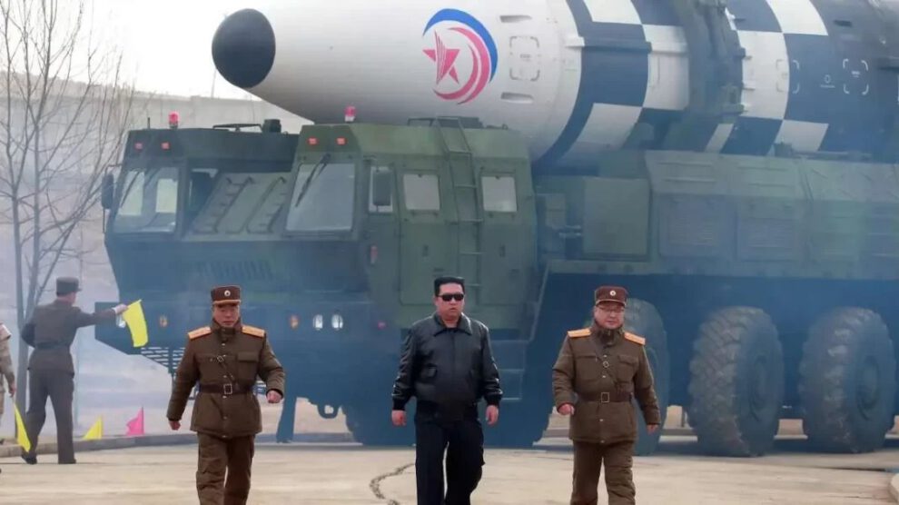 Kim Jong-un supervisa test de misiles en medio de tensiones militares