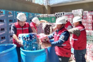 Destrucción de bebidas alcohólicas ilegales por Aduana Nacional