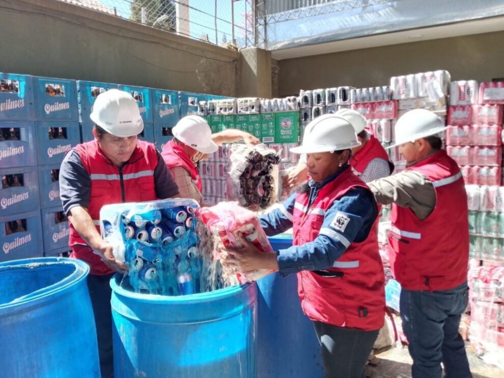 Destrucción de bebidas alcohólicas ilegales por Aduana Nacional