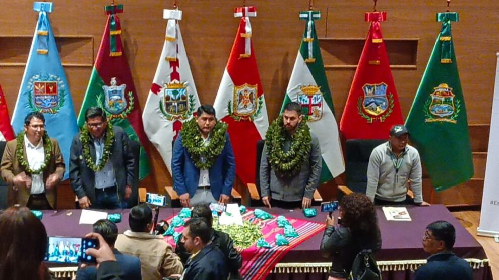 Reunión entre los líderes de la Adepcoca y el ministro de Gobierno, Eduardo del Castillo