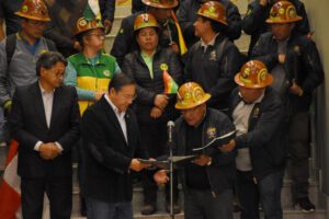 Mineros cooperativistas entregando la agenda nacional de diez puntos al Presidente Luis Arce