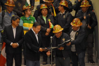 Mineros cooperativistas entregando la agenda nacional de diez puntos al Presidente Luis Arce