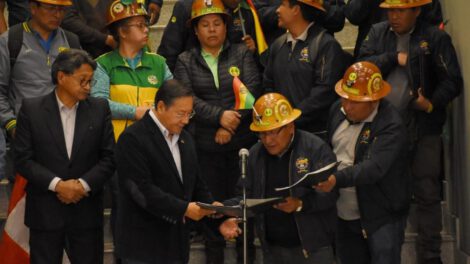 Mineros cooperativistas entregando la agenda nacional de diez puntos al Presidente Luis Arce