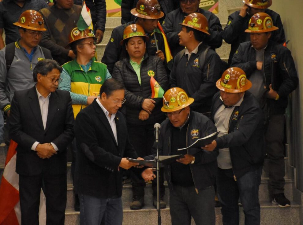Mineros cooperativistas entregando la agenda nacional de diez puntos al Presidente Luis Arce