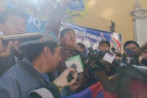 Persecución a Evo Morales y amenazas de bloqueos