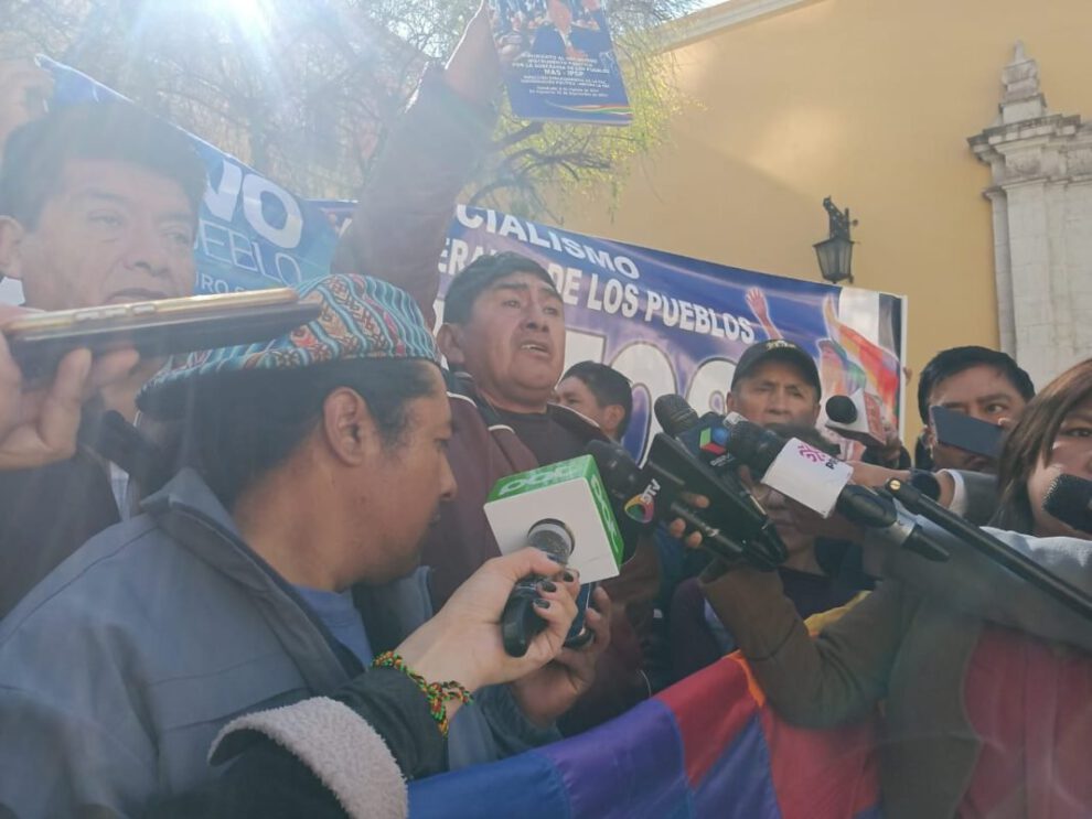 Persecución a Evo Morales y amenazas de bloqueos
