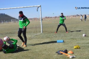 Los jugadores de GV San José se preparan para el partido contra CDT Real Oruro