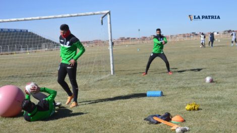 Los jugadores de GV San José se preparan para el partido contra CDT Real Oruro